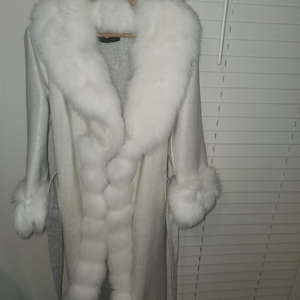 Elegant White Faux Fur Trimmed Robe